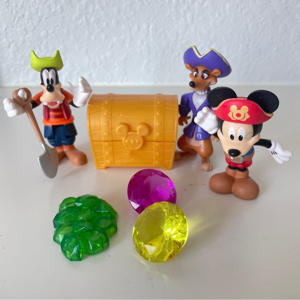 ⚓️LOT OF 8 DISNEY TREASURE ADVENTURE FIGURINES & ACCESSORIES🌴